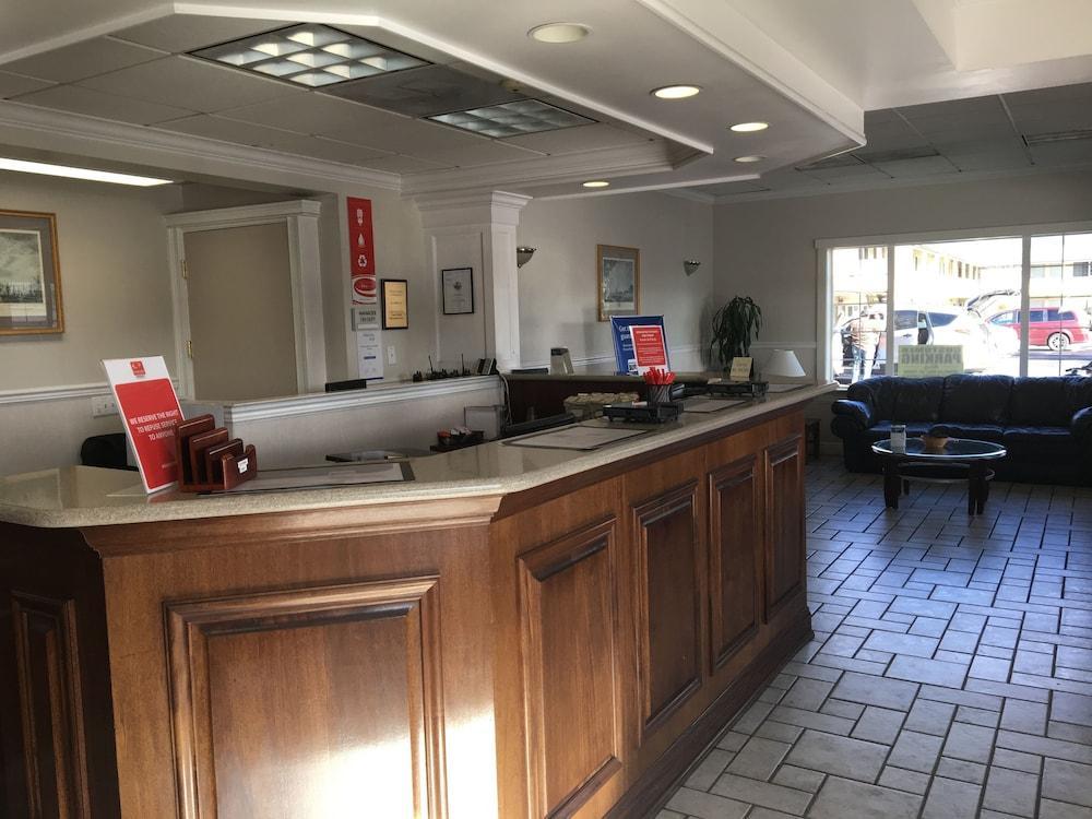 Econo Lodge Inn & Suites Central Μέντφορντ Εξωτερικό φωτογραφία