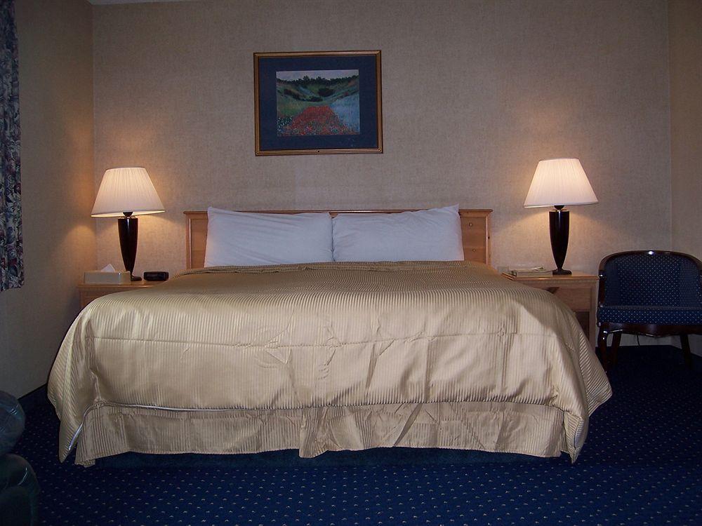 Econo Lodge Inn & Suites Central Μέντφορντ Εξωτερικό φωτογραφία