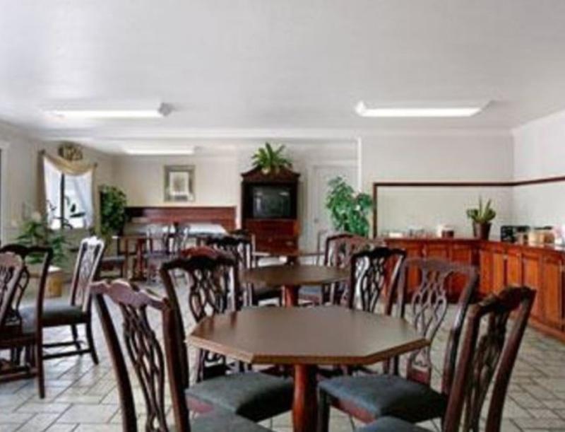 Econo Lodge Inn & Suites Central Μέντφορντ Εστιατόριο φωτογραφία